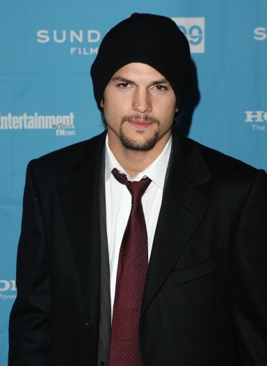Não apenas um acessório quentinho, o gorro pode servir para deixar uma produção ainda estilosa, como esta do ator Ashton Kutcher, que cobriu as orelhas no ...